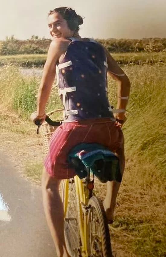 Foto de Orlando Bloom llevando corsé para su espalda y montando en bicicleta