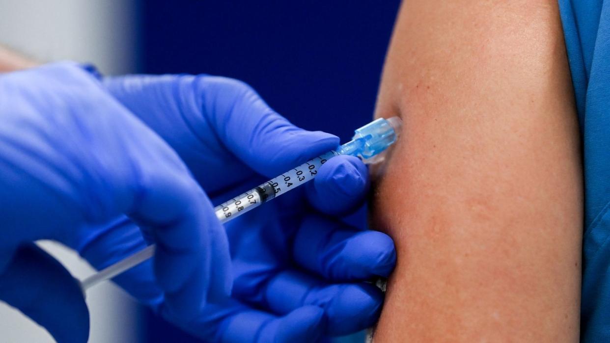 Über die Impfung gegen das Coronavirus kursieren aktuell viele Unwahrheiten.