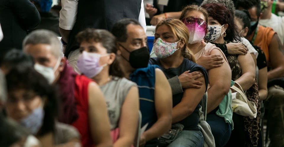 Personas de 50 a 59 acudieron a la Biblioteca Vasconcelos, en la alcaldía Cuauhtémoc, para ser inmunizados contra la Covid-19.