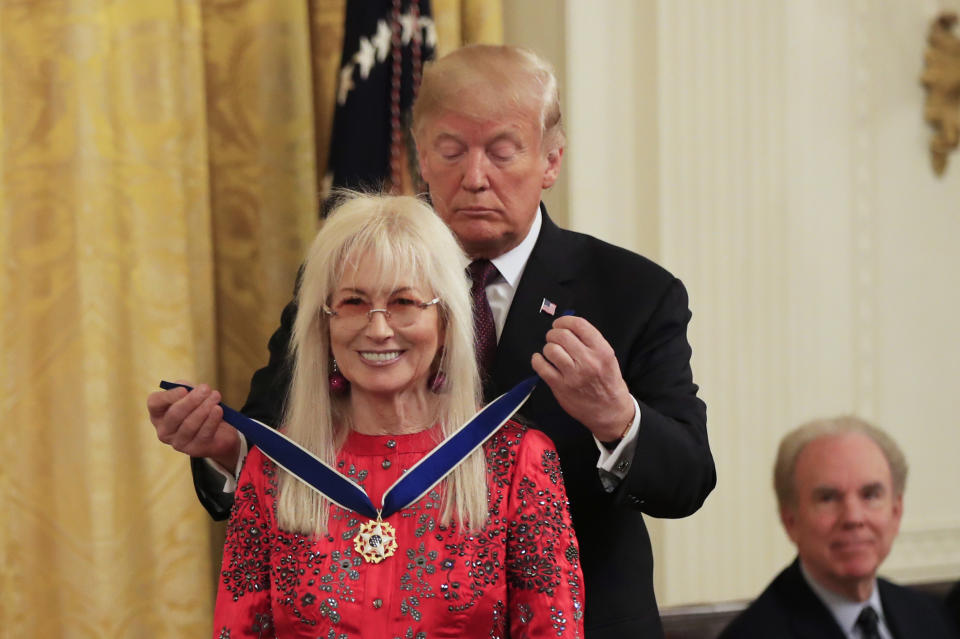 El presidente Donald Trump confiere la Medalla Presidencial de la Libertad a Miriam Adelson en una ceremonia en la Casa Blanca, en Washington, el viernes 16 de noviembre del 2018. (AP Foto/Manuel Balce Ceneta)