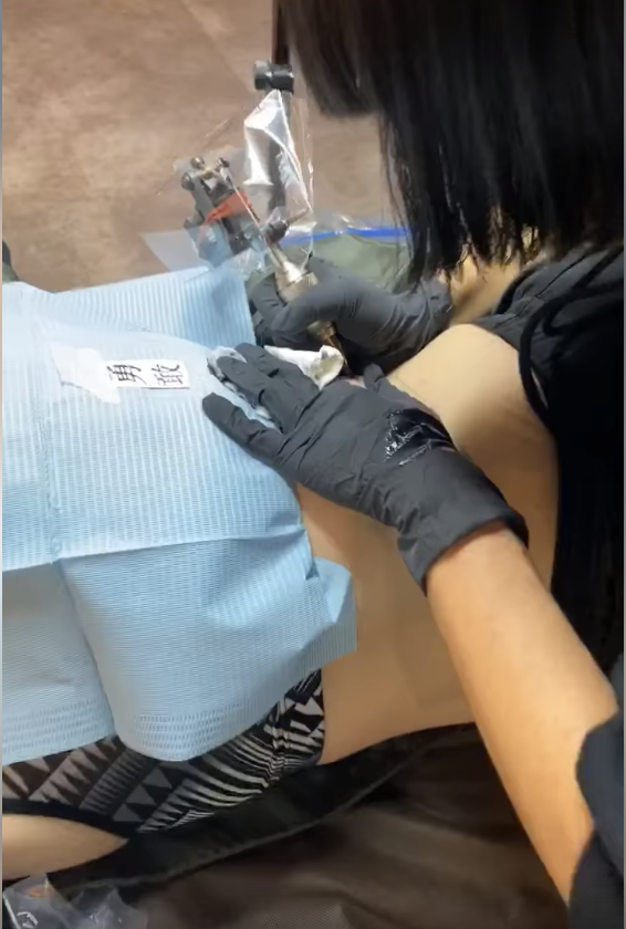 謝和弦交保後，在臉書分享一個女子刺青的影片。