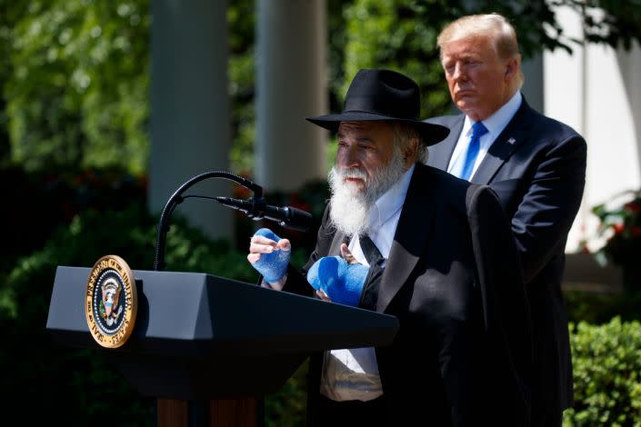 El rabino Yisroel Goldstein, superviviente del tiroteo en la sinagoga de Poway, California, interviene durante un acto del Día de la Oración organizado por el presidente Donald Trump en la Rosaleda de la Casa Blanca en mayo de 2019.