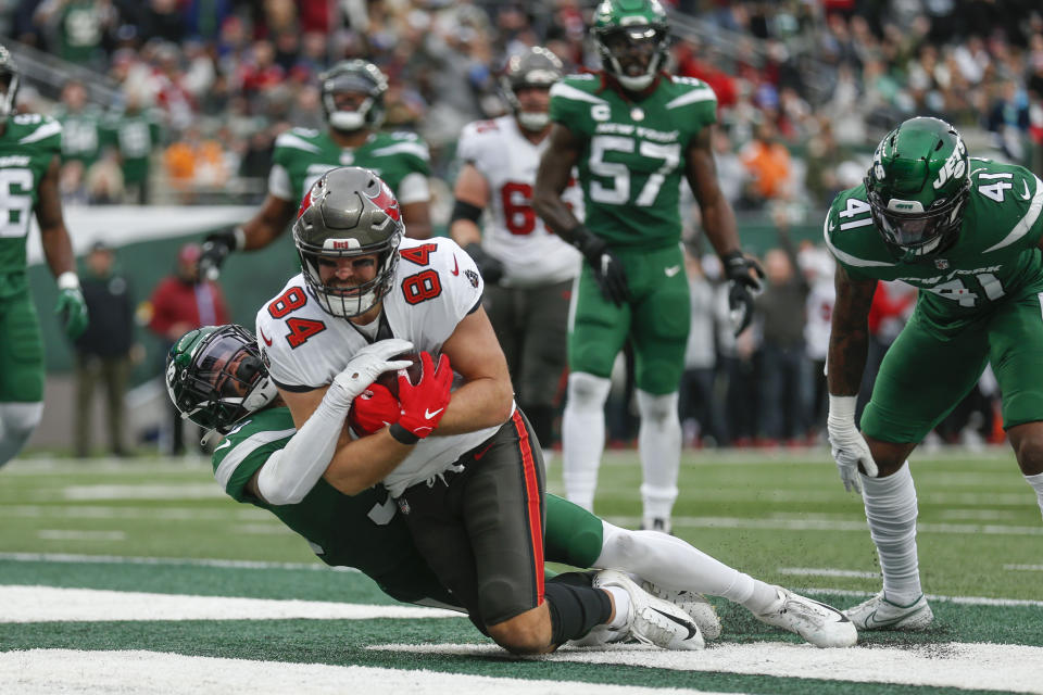 Tampa Bay Buccaneers' Cameron Brate (84) scores a touchdown during the second half of an NFL football game against the New York Jets, Sunday, Jan. 2, 2022, in East Rutherford, N.J. (AP Photo/John Munson)