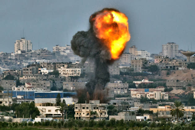 <b>Gaza-Konflikt vor Eskalation</b><br><br>Der Gaza-Konflikt zwischen Israelis und Palästinensern war trotz internationaler Vermittlungen auf einem brutalen Höhepunkt. Die israelische Armee bombardierte seit November zahlreiche Ziele im Gaza-Streifen (siehe Bild). Die radikal-islamische Hamas feuerte über 1000 Raketen auf Israel ab. Nach Angaben des Hamas-Gesundheitsministeriums wurden bis Ende November mehr als 100 Palästinenser getötet… (Bild: AFP)