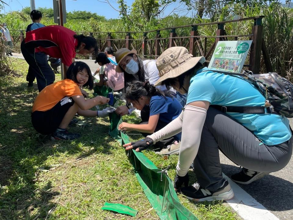 守護行動結合淡水竹圍國小師生，讓永續生態保育種子深入我們的下一代。   圖：新北市高灘地工程管理處提供