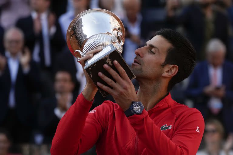 Novak Djokovic con el trofeo de Roma, en mayo pasado, tras vencer a Stefanos Tsitsipas.
