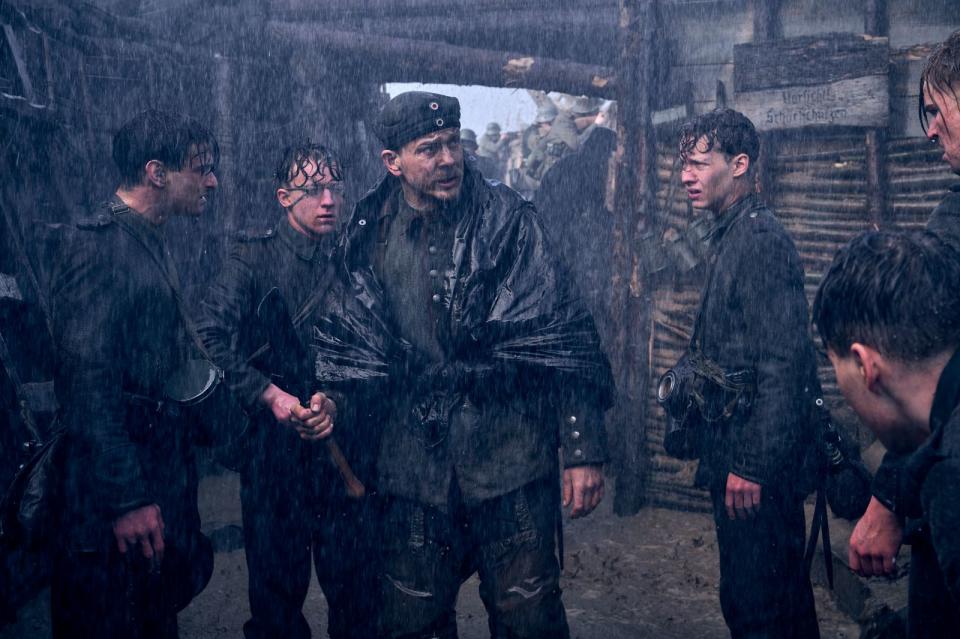 Land unter im Schützengraben: Kropp (Aaron Hilmer), Ludwig (Adrian Grünewald), Kat (Albrecht Schuch) und Paul (Felix Kammerer, von links) müssen an der Westfront leiden. (Bild: Netflix / Reiner Bajo)