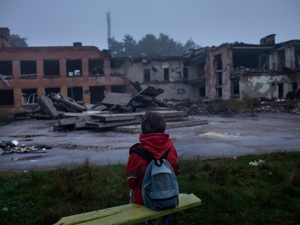 Darya Nikolayenko, 14, sits looking at his destroyed school in Chernihiv (Diego Ibarra Sánchez/Unicef)