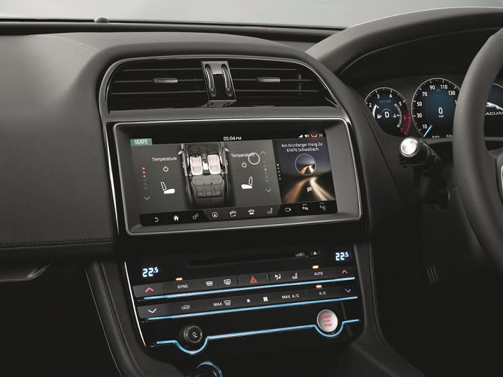 2017 Jaguar F-Pace infotainment system photo