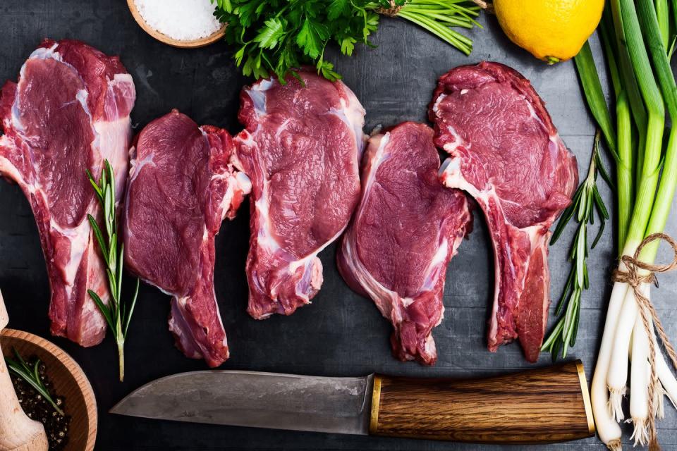 <p>Las personas que comen mucha carne roja pueden tener un mayor riesgo de padecer inflamación del colon. Si no lo puedes evitar, procura consumir solo la parte magra. Una razón más para consumir este tipo de carne con moderación. </p>