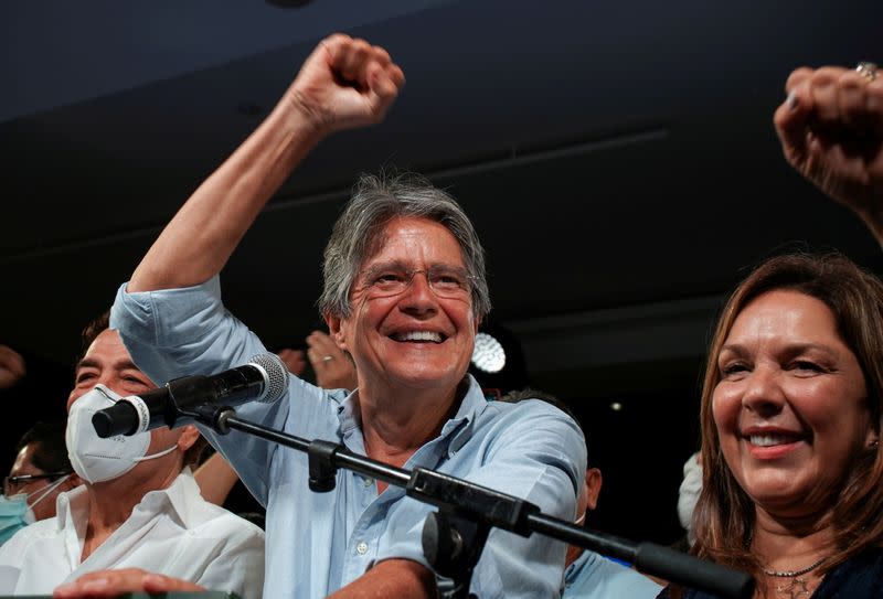 El banquero Guillermo Lasso y su esposa Maria de Lourdes Alcivar celebran el triunfo en la segunda ronda de las elecciones presidenciales en Ecuador