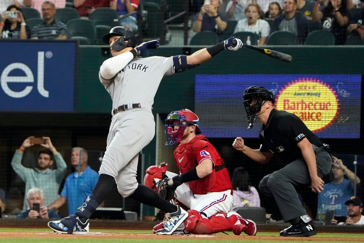 El dueño de una casa de subastas de objetos deportivos reveló que ofreció 2 millones de dólares al aficionado que atrapó la pelota del 62mo jonrón de Aaron Judge, con el que estableció el récord de la Liga Americana. (AP)