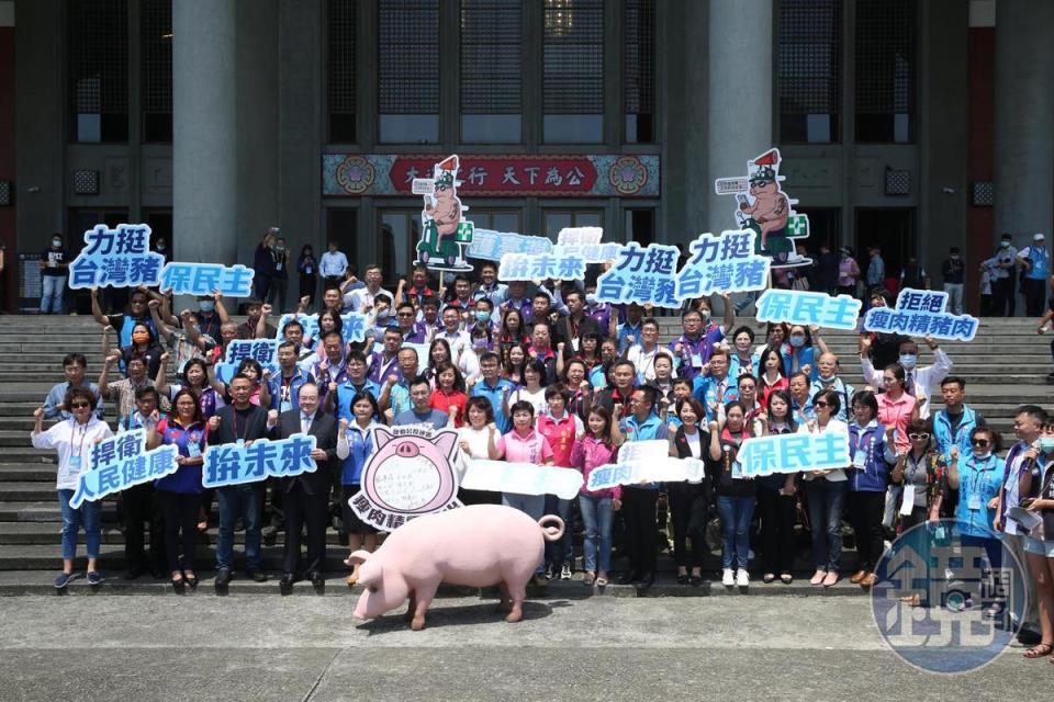 全代會中午休息時段，由江啟臣偕同黨籍縣市首長、立委及正副議長等人，召開「捍衛台灣豬，瘦肉精零檢出，啟動公投連署」記者會。