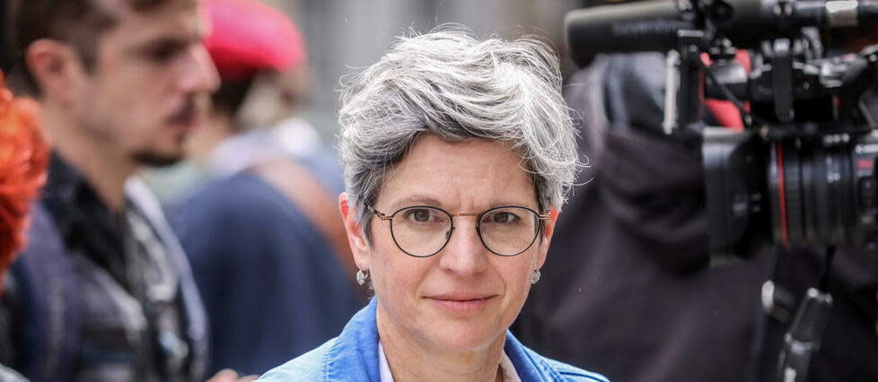 L'écologiste Sandrine Rousseau, qui s'est présentée dans la 9e circonscription de Paris aux élections législatives, était confrontée à une candidate portant le même nom au premier tour. 
