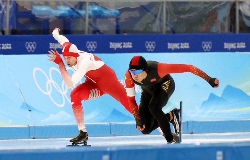 Damian Zurek (L) of Poland and Tingyu Gao (R) of China in action (EPA)