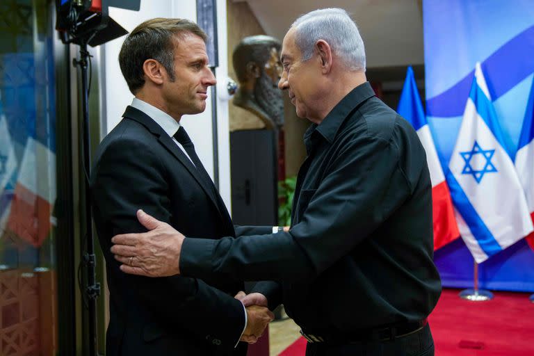 El primer ministro israelí, Benjamin Netanyahu, saluda al presidente francés, Emmanuel Macron, antes de una reunión en Jerusalén el 24 de octubre de 2023.