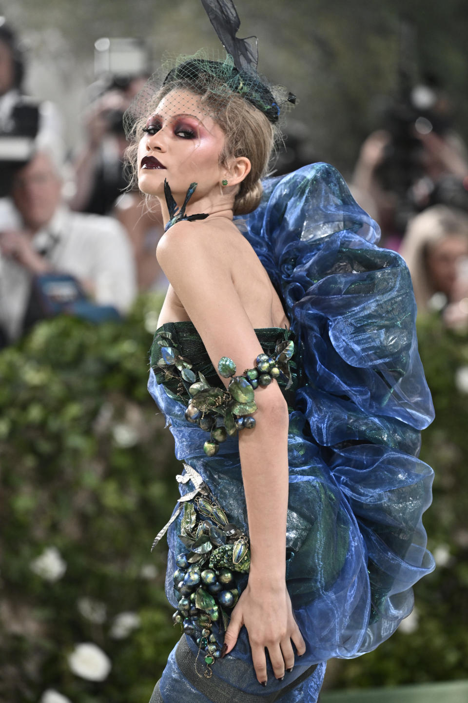 Zendaya llega a la gala benéfica del Instituto del Vestido del Museo Metropolitano de Arte para celebrar la inauguración de la exposición "Sleeping Beauties: Reawakening Fashion" el lunes 6 de mayo de 2024, en Nueva York. (Foto Evan Agostini/Invision/AP)