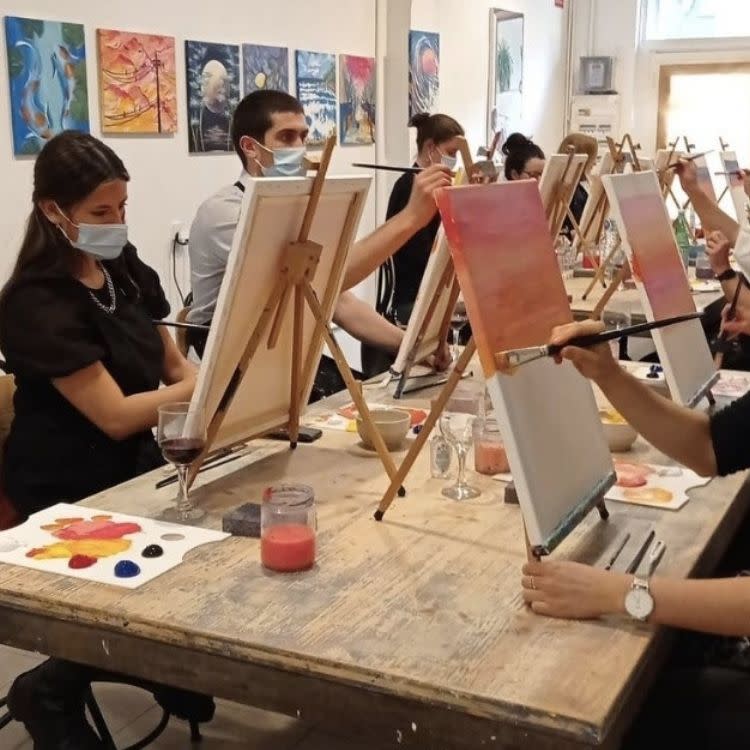 Taller de pintura y vino en Arte Bar