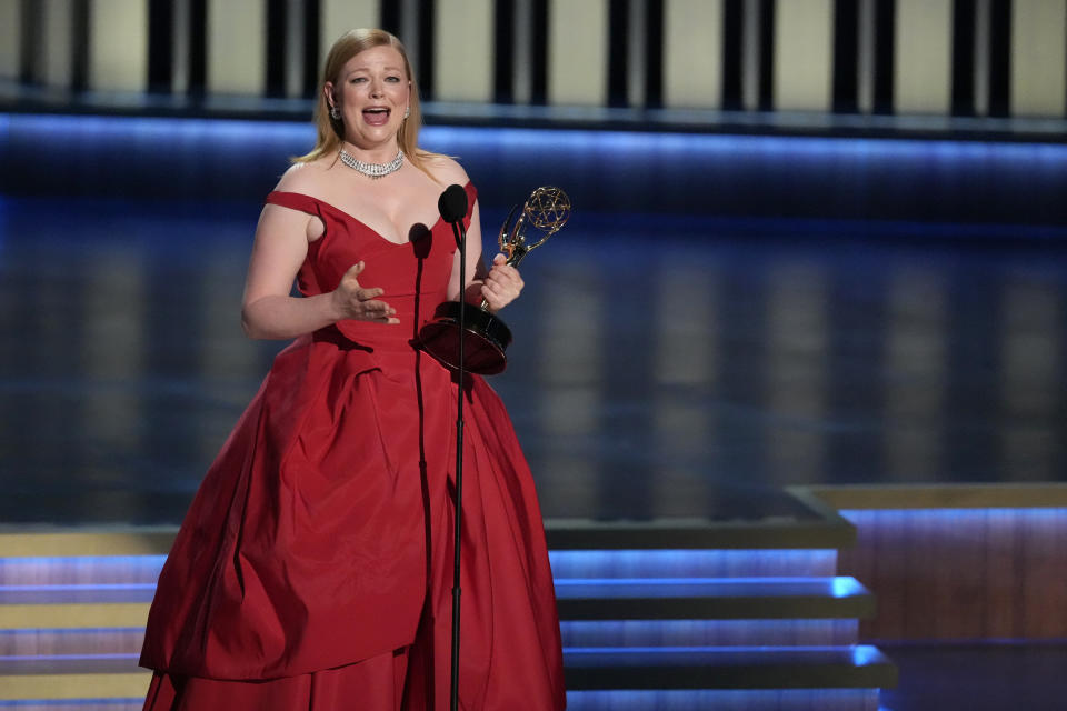 Sarah Snook recibe el premio a mejor actriz dramática por "Succession" en la 75a edición de los Premios Emmy el lunes 15 de enero de 2024 en el Teatro Peacock de Los Ángeles. (Foto AP/Chris Pizzello)