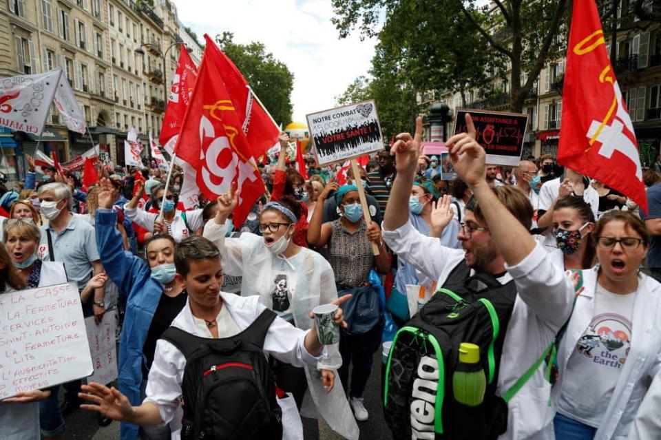 Des manifestants dans le cortège pour l'hôpital public à Paris, ce mardi 14 juillet 2020. - ZAKARIA ABDELKAFI 