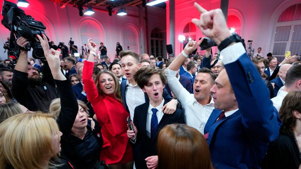 Jubel bei der polnischen Opposition nach Bekanntwerden des Wahlergebnisses. (Bild: Petr David Josek / AFP / dpa)