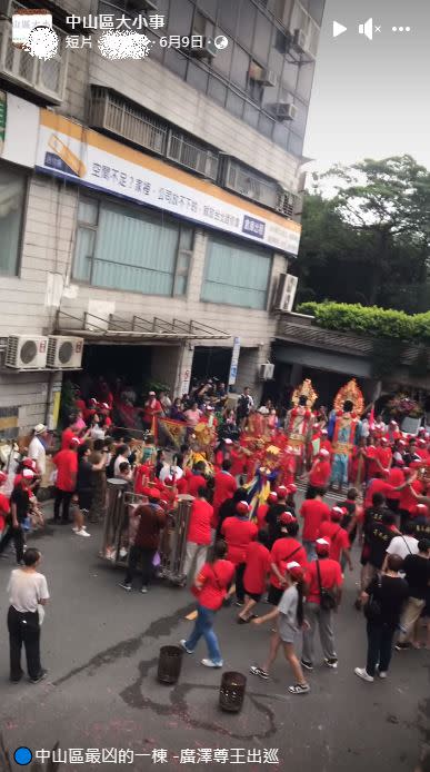 廣澤尊王在錦新大樓下方空地舉行儀式，聚集不少民眾。（圖／翻攝自中山區大小事臉書社團）