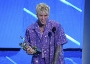 Machine Gun Kelly recibe el premio a la mejor canción alternativa por "My Ex's Best Friend" en la ceremonia de los Premios MTV a los Videos Musicales, el domingo 12 de septiembre de 2021 en el Barclays Center en Nueva York. (Foto por Charles Sykes/Invision/AP)