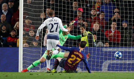 Soccer Football - Champions League - Group Stage - Group B - FC Barcelona v Tottenham Hotspur - Camp Nou, Barcelona, Spain - December 11, 2018 Tottenham's Lucas Moura scores their first goal past Barcelona's Jasper Cillessen REUTERS/Albert Gea