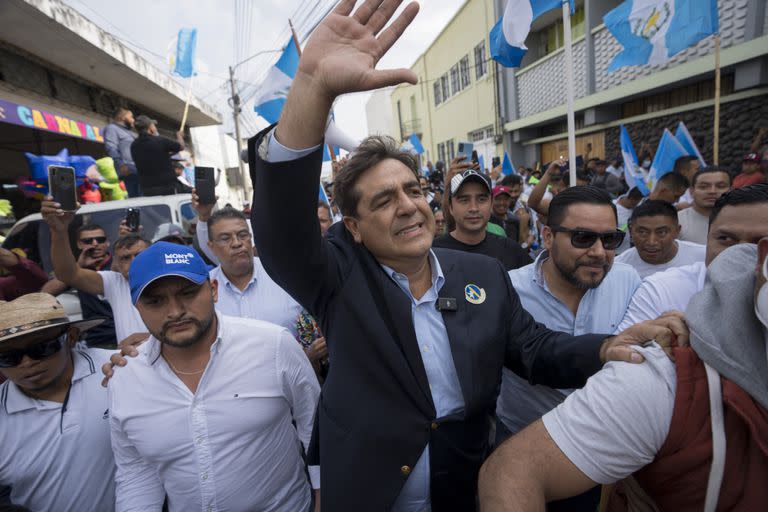 El candidato presidencial Carlos Pineda, del partido Prosperidad Ciudadana, llega a la Corte de Constitucionalidad de la Ciudad de Guatemala el 20 de mayo de 2023.  (AP Foto/Moisés Castillo)