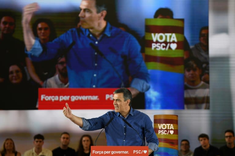 El presidente del gobierno español, Pedro Sánchez, toma la palabra en un mitin del Partido Socialista de Cataluña en Sant Boi de Llobregat el 2 de mayo de 2024 (Manaure Quintero)
