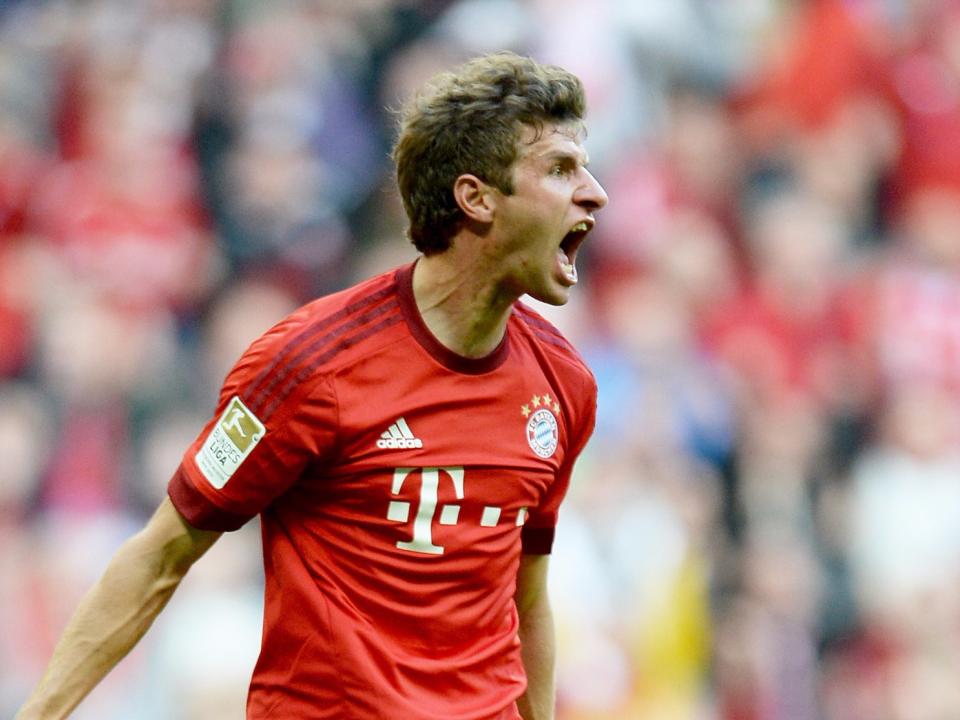 Thomas Müller kennt man nicht nur im Trikot der Nationalelf – sondern vor allem als langjähriger Spieler des FC Bayern München. - Copyright: Getty Images