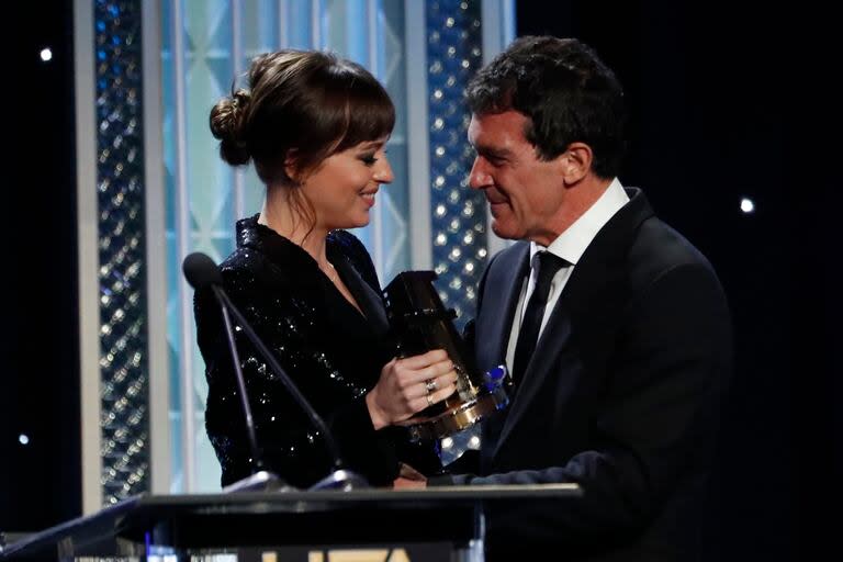 Dakota Johnson y Antonio Banderas en el Hollywood Film Award de 2019