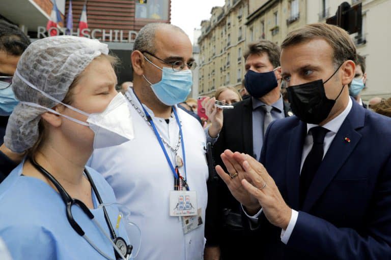 Emmanuel Macron avec des soignants de l'hôpital Fondation Rothschlid, le 6 octobre 2020 à Paris (photo d'illustration). - Lewis Joly © 2019 AFP