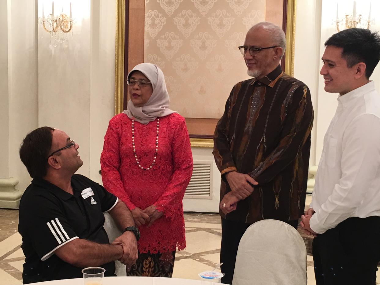 President Halimah Yacob (second from left) chats with para lawn bowler Mawjit Singh during her dinner reception for Team Singapore athletes at the Istana on 26 March 2019. (PHOTO: Chia Han Keong/Yahoo News Singapore)