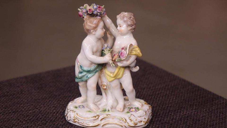 Ebenfalls mehr als erwartet, nämlich 500 Euro, erzielte eine Porzellanfigur von Meissen aus der Pfeifferzeit nach einem Entwurf von 1765.