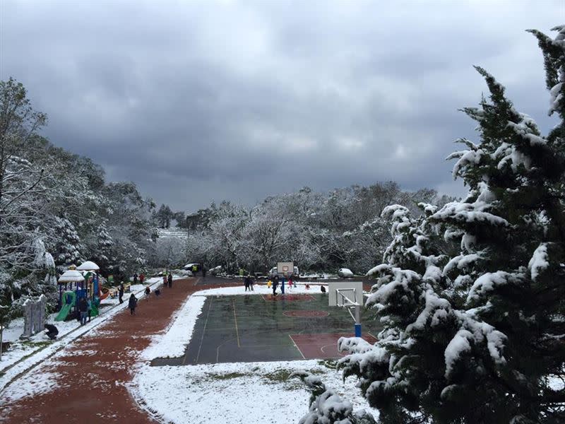 雲海國小8年前也曾降下大雪。（圖／新北市石碇區雲海國小授權提供）