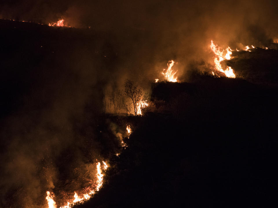 Monte ardiendo por la noche Foto: Getty