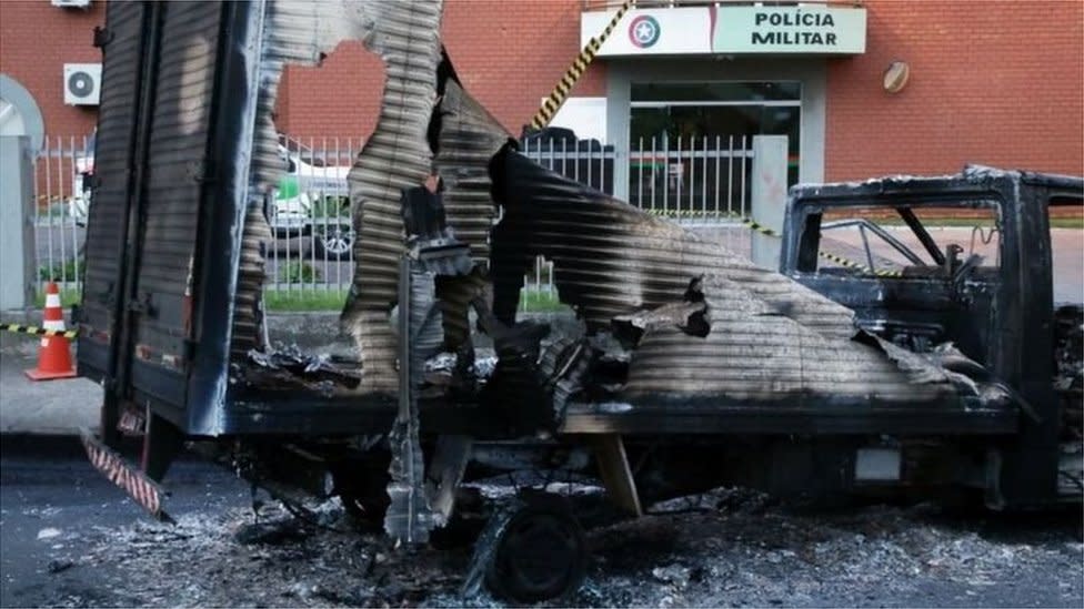 Vehículo incendiado en Criciuma