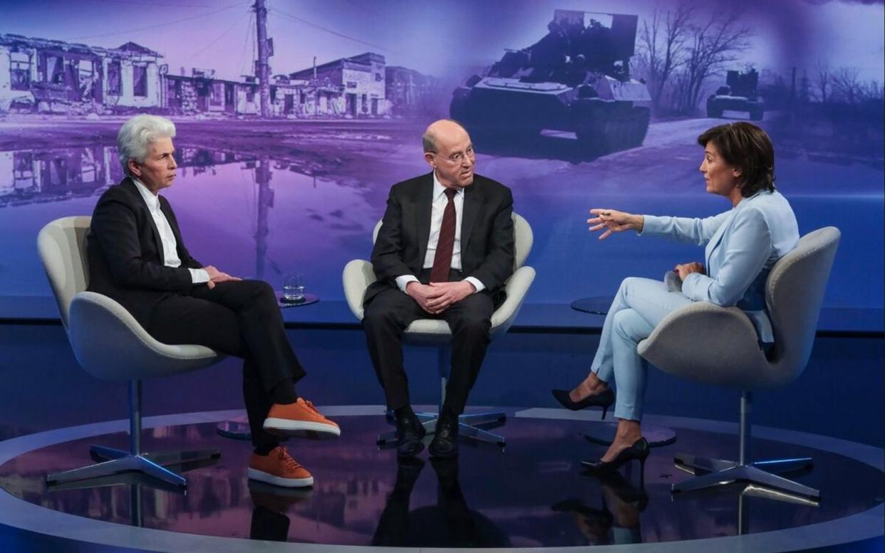 Sandra Maischberger (rechts) bat am Dienstagabend Marie-Agnes Strack-Zimmermann und Gregor Gysi zum Streitgespräch. (Bild: WDR / Oliver Ziebe)