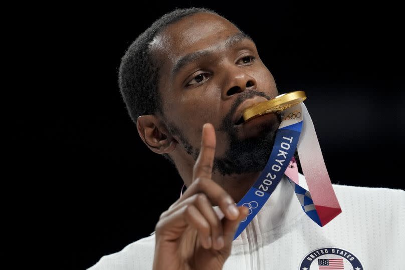 Kevin Durant posa para una fotografía con su medalla de oro durante la ceremonia de entrega de medallas del juego de baloncesto en los Juegos Olímpicos de Verano de 2020.