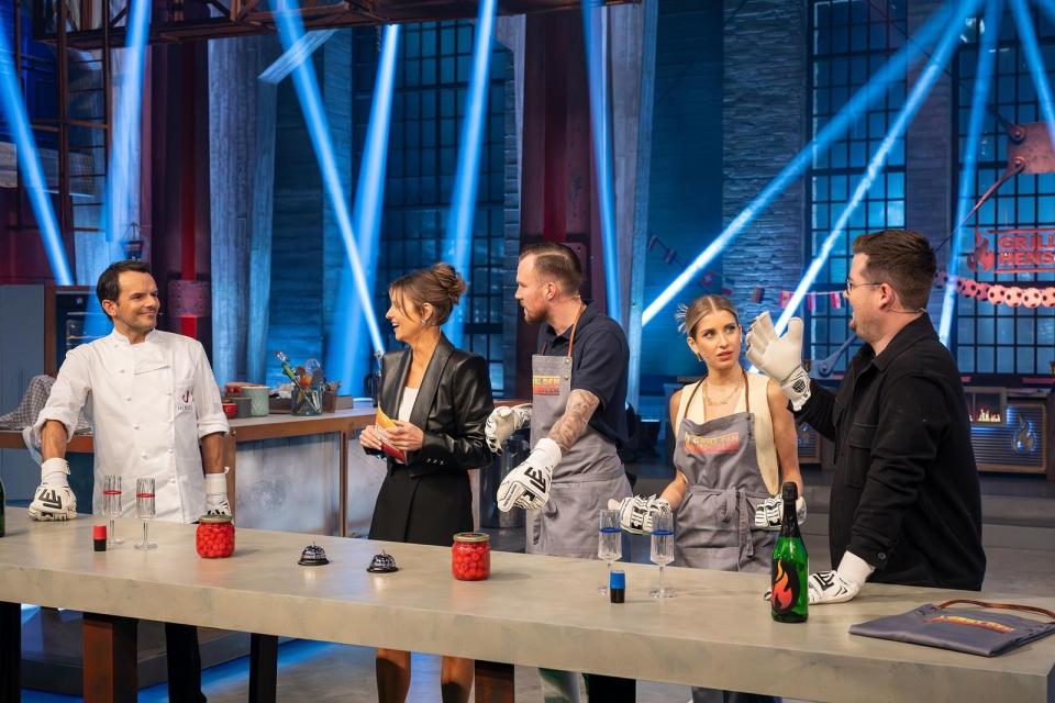 Handspiel! Diesmal bei der ersten Küchen-Competition aber vorgeschrieben. Die Promis holten sich drei Punkte. (Bild: RTL / Markus Hertrich)