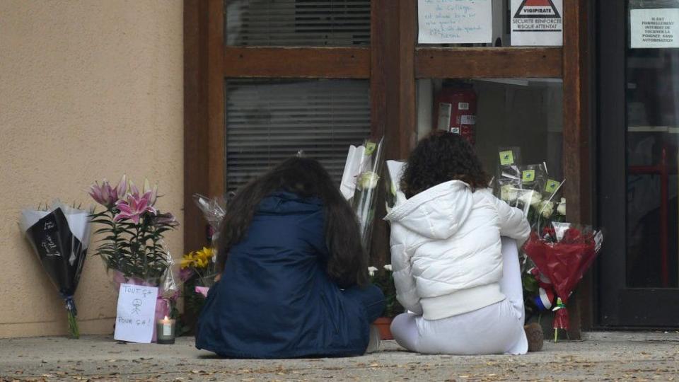 Flores en la escuela donde daba clases Samuel Paty