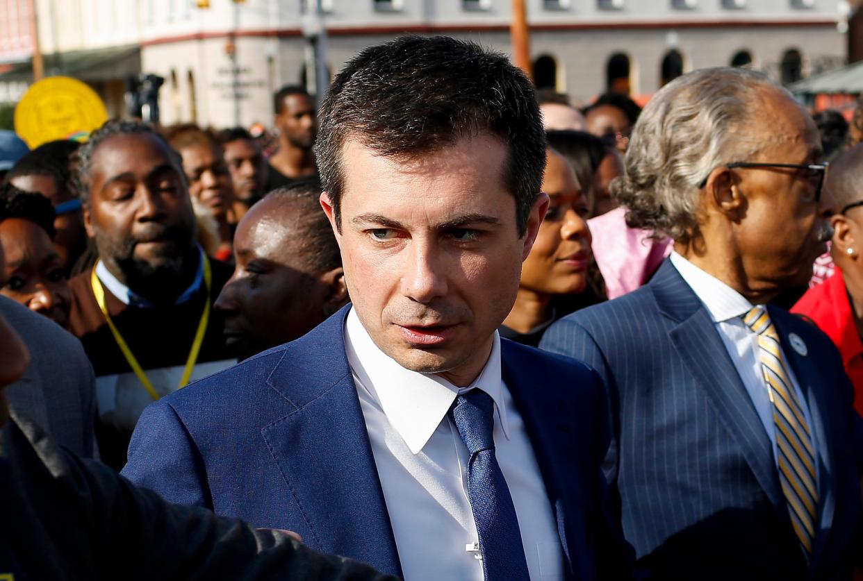 El ex candidato presidencial demócrata Pete Buttigieg criticó a los republicanos por intentar frenar la votación por correo. (AFP via Getty Images)