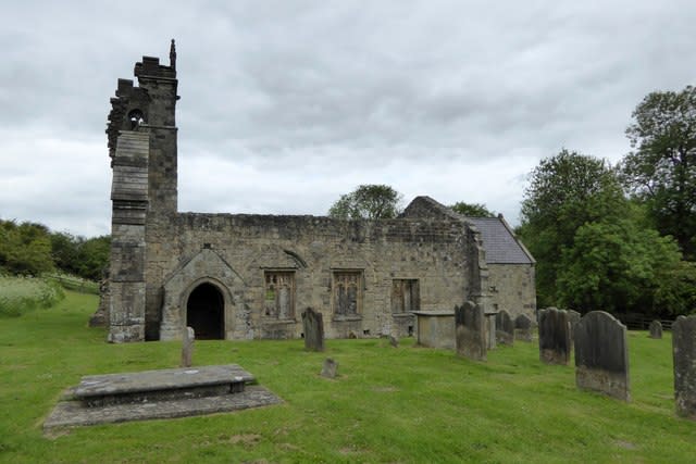 Iglesia junto al cementerio de la aldea medieval de Wharram Percy (imagen vía Wikimedia commons)