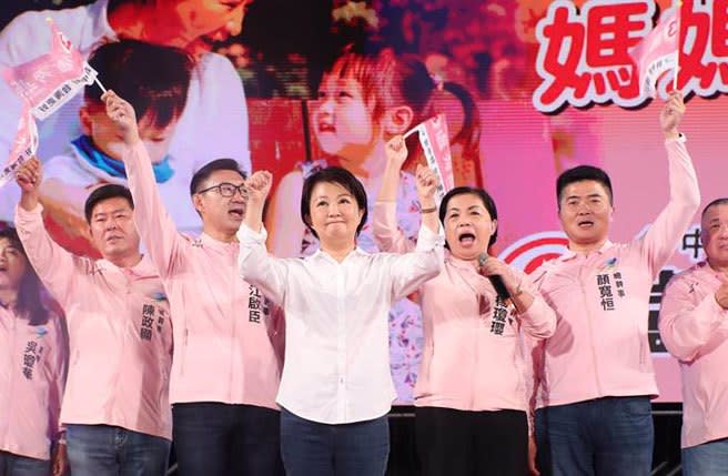 國民黨台中市長候選人盧秀燕(左五)在選前之夜造勢晚會談及「媽媽」，忍不住哽咽。(鄭任南攝)