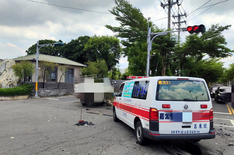 嘉縣救護車鳴笛出勤  貨車疑未禮讓追撞釀3傷 嘉義縣消防局嘉太分隊救護車6日前往新港鄉支援救 護時，行經一處十字路口，1輛貨車疑沒有禮讓追 撞，救護車上隊員及役男、貨車司機受傷送醫。 （嘉義縣消防局提供） 中央社記者黃國芳傳真  113年7月6日 