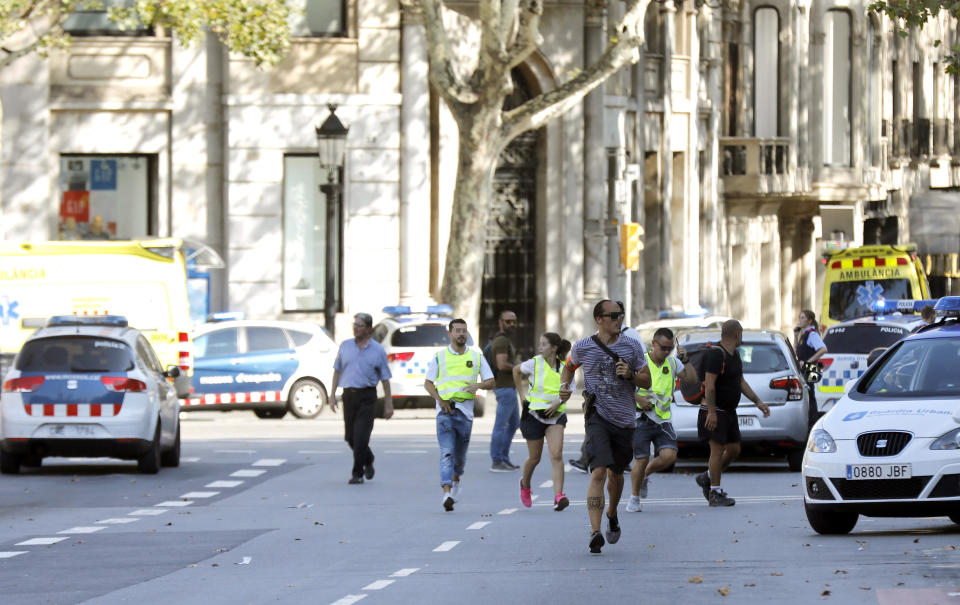 <p>GRA176. BARCELONA, 17/08/2017.- Gente en el lugar en el que una furgoneta ha atropellado esta tarde a varias personas que paseaban por las Ramblas de Barcelona. EFE/Andreu Dalmau </p>