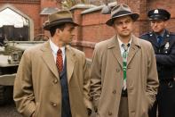 Sicherheit gibt es nicht auf "Shutter Island". Weder für Leonardo DiCaprio (links) und Mark Ruffalo, die 1954 eine entflohene Kindsmörderin suchen, noch für die Zuschauer, die immer tiefer in ein Gestrüpp aus Schuld, Sühne und Scheinwelten geschubst werden. Ein Trip in die Abgründe der menschlichen Seele - und bis zum letzten Satz perfide. (Bild: 2009 Concorde Filmverleih GmbH)