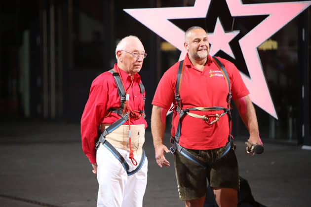 Fast wie bei ‚Wetten, dass..?’: Bungee-Jumper Helmuth (l.) springt mit 87 Jahren vom Kran (Bild: RTL)