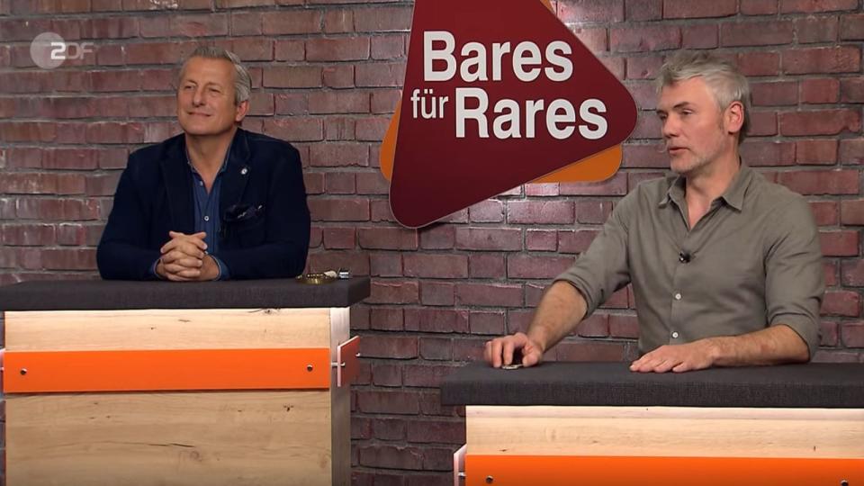 "Ich sage sofort 550 Euro", begann Christian Vechtel (rechts). Der Wunschpreis war damit schon erreicht. Nur wenige Gebote später waren die 1.000 Euro überschritten, denn alle Händler stiegen ein. (Bild: ZDF)